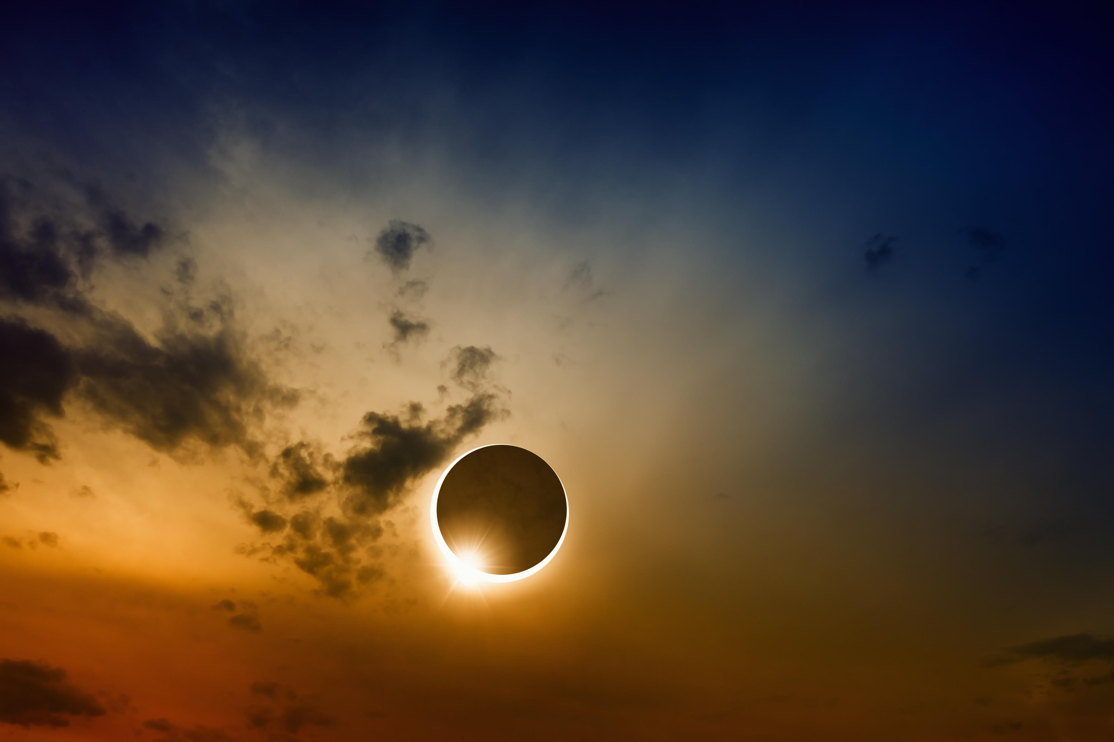 Total eclipse of the sun behind the moon